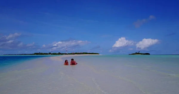 Красивая Романтическая Пара Пляже Мальдивах — стоковое фото