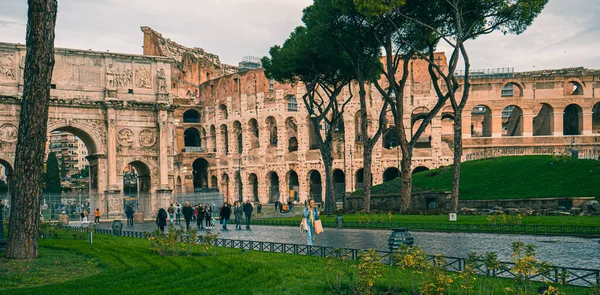 Turis Mengunjungi Colosseum Kota — Stok Foto