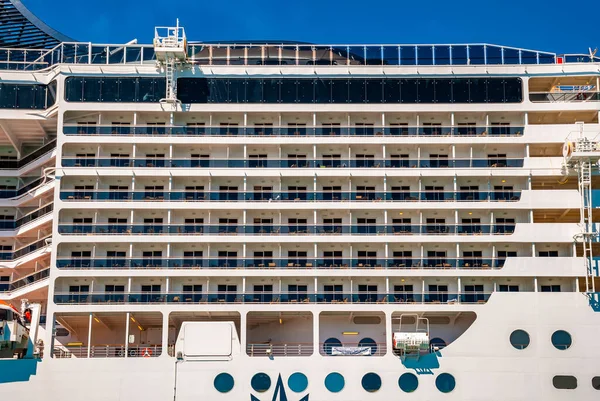 ホテルの港でのクルーズ船 — ストック写真