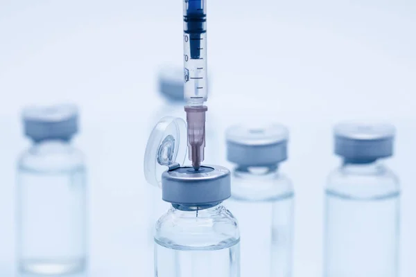 Medische Ampullen Met Vaccin Een Witte Achtergrond — Stockfoto