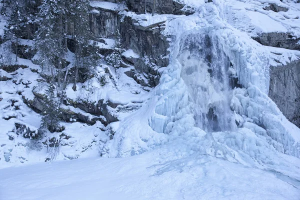Cascata Montagna Coperta Neve Nella Stagione Invernale — Foto Stock