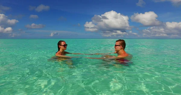 Pareja Playa Las Maldivas —  Fotos de Stock