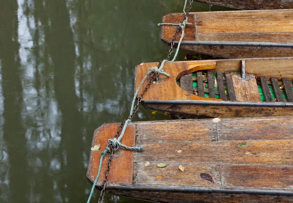 川に浮かぶ木の漁船は — ストック写真