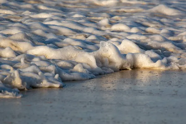 Piękne Morze Woda Powierzchnia Białym Piaskiem Plaża — Zdjęcie stockowe