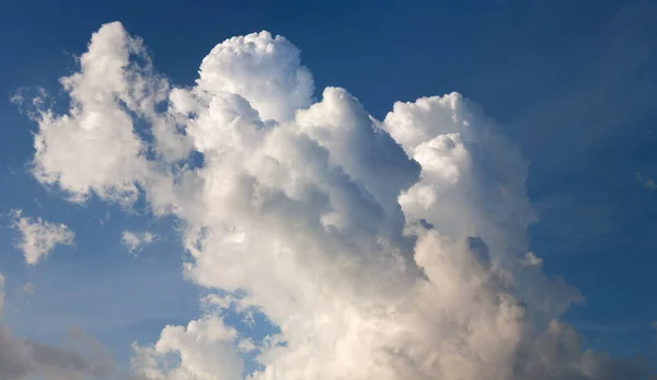 Langit Biru Yang Indah Dengan Awan — Stok Foto