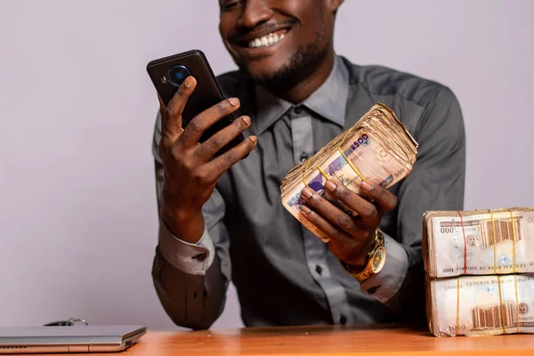 Africký Američan Muž Kreditní Kartou Peněženkou Barevném Pozadí — Stock fotografie