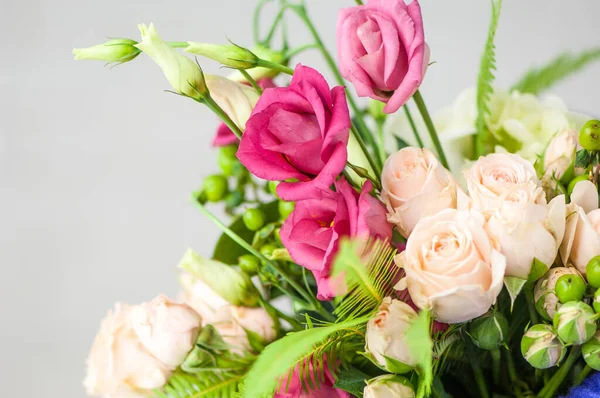 Gyönyörű Rózsaszín Rózsa Csokor Fehér Alapon — Stock Fotó