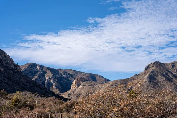 Schöne Landschaft Mit Bergen Und Blauem Himmel — Stockfoto