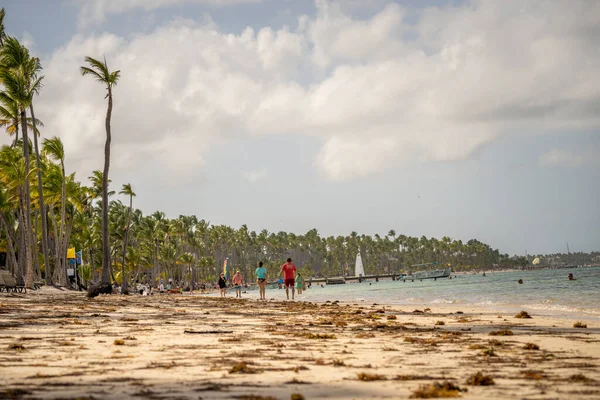 Människor Promenader Stranden Det Tropiska Havet — Stockfoto