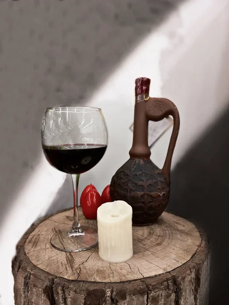 Kieliszek Wina Czerwonymi Winogronami Butelka Białego Czarnego — Zdjęcie stockowe