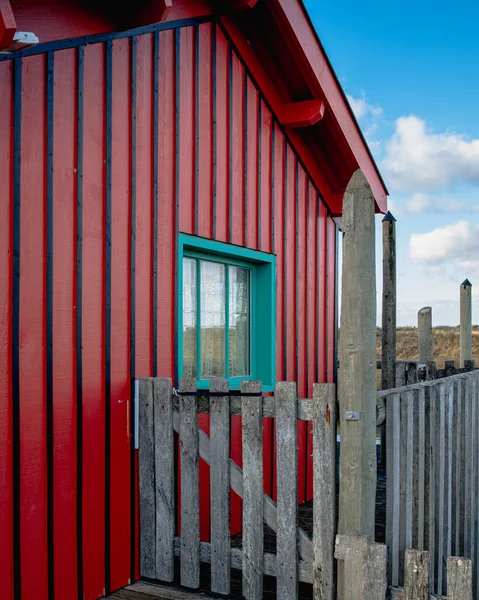 Holzhaus Mit Rotem Und Blauem Himmel — Stockfoto