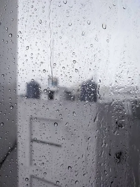 ガラス窓に雨が降り — ストック写真