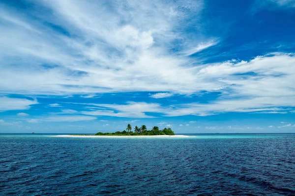 Krásná Tropická Krajina Mořem Modrou Oblohou — Stock fotografie