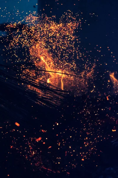 Vuur Vlammen Achtergrond Van Nachtelijke Hemel — Stockfoto