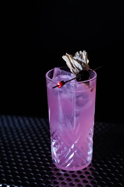 Cocktail Con Ghiaccio Limone Sfondo Nero — Foto Stock