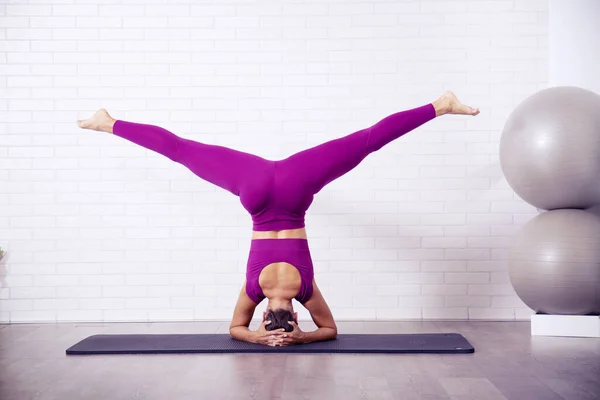 Ung Kvinna Gör Yoga Övningar Vit Bakgrund — Stockfoto