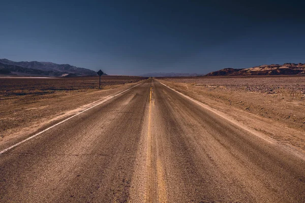 沙漠中的道路 — 图库照片