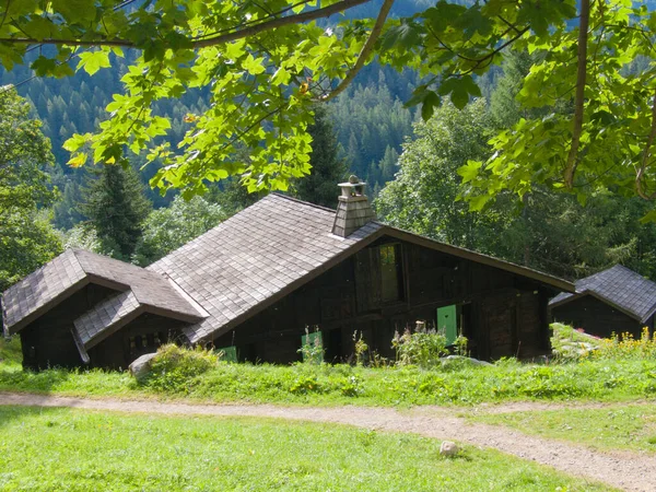 村里的旧木屋 — 图库照片