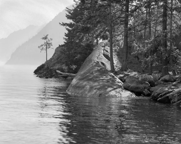 Hitam Dan Putih Foto Danau Pegunungan — Stok Foto
