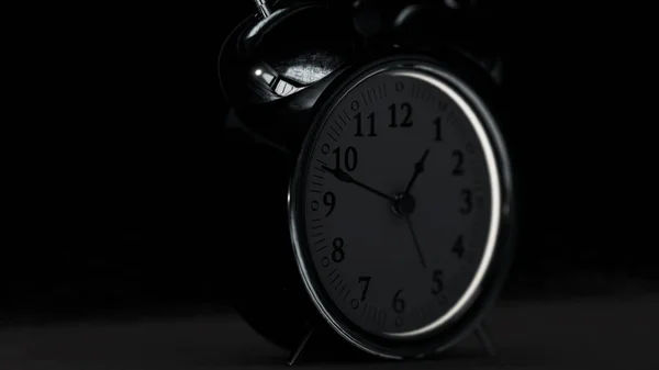 Reloj Despertador Negro Sobre Fondo Oscuro — Foto de Stock