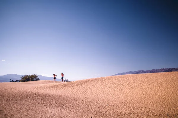 Man Desert Backpack Tent Background Mountains — Stock Photo, Image