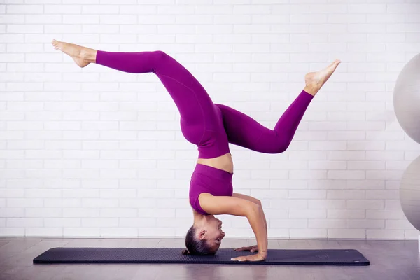 Ung Kvinna Som Tränar Yoga Golvet — Stockfoto
