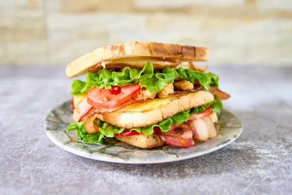 Sanduíche Com Presunto Queijo Alface Bacon Rúcula Num Prato Branco — Fotografia de Stock