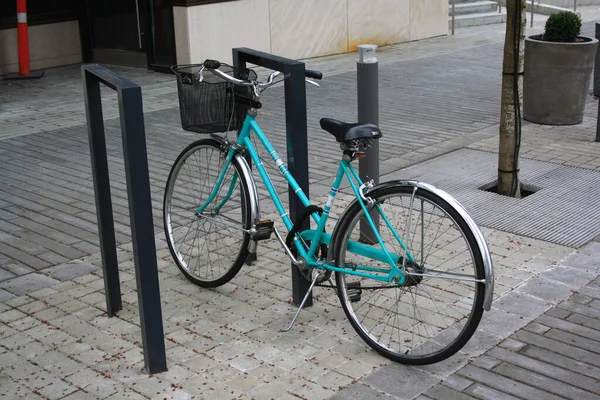 Fahrrad Auf Der Straße Abgestellt — Stockfoto