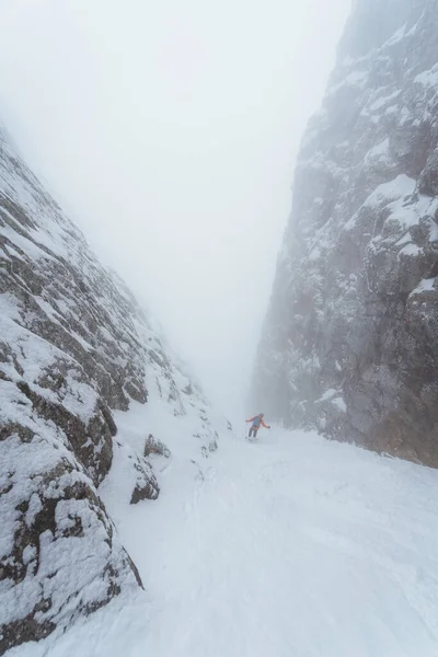 Muž Bundě Kráčí Horách — Stock fotografie