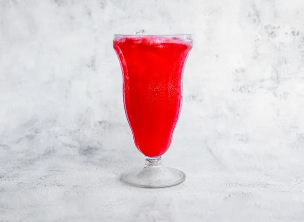 Roter Cocktail Mit Eis Und Minze Auf Dunklem Hintergrund — Stockfoto