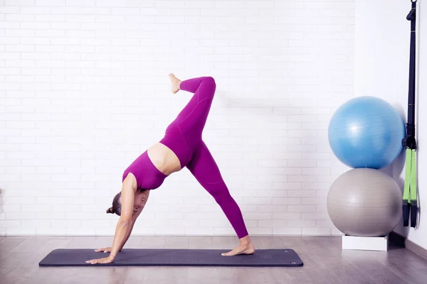 Giovane Donna Che Esercizi Yoga Sul Pavimento — Foto Stock
