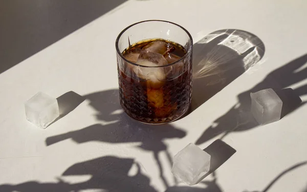 Vidro Cola Com Cubos Gelo Sobre Fundo Branco — Fotografia de Stock