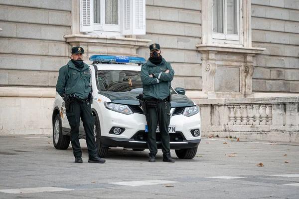 Hombre Mujer Traje Negro Con Una Máscara Una Bolsa Coche — Foto de Stock