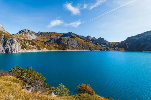 Bela Vista Lago Nas Montanhas — Fotografia de Stock