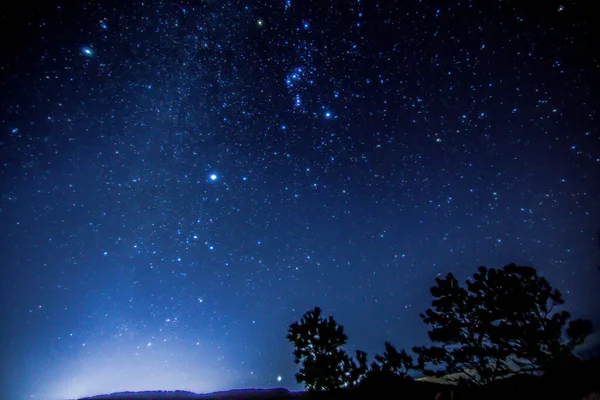 夜空に浮かぶ天の川銀河は — ストック写真