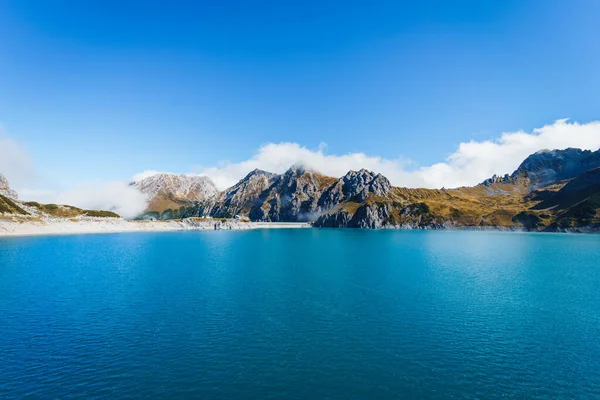 산속의 호수의 아름다운 — 스톡 사진