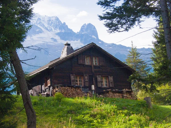 Schöne Aussicht Auf Die Berge Und Das Haus — Stockfoto