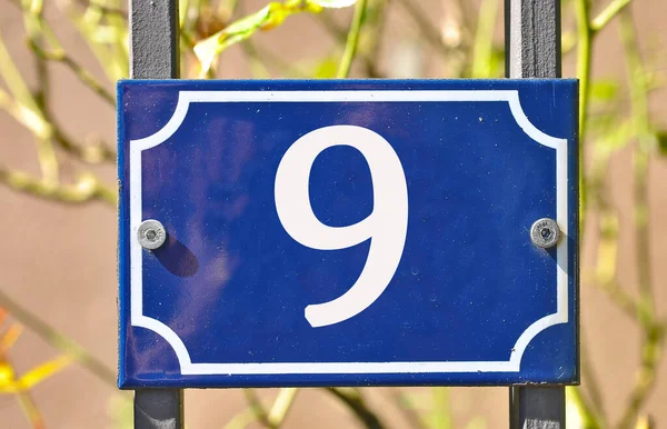Numer Domu Napisany Niebieskim Tle — Zdjęcie stockowe