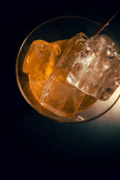 黑底威士忌加冰块的杯子 — 图库照片