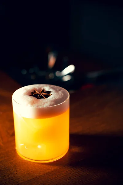 Cocktail Mit Orangen Und Rotwein Auf Einem Holztisch — Stockfoto
