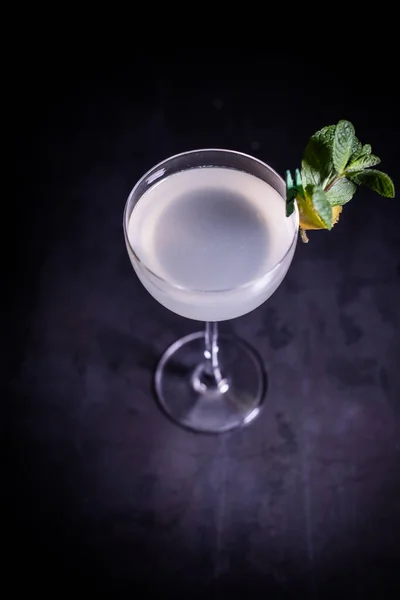 Cocktail Met Ijs Citroen Zwarte Achtergrond — Stockfoto