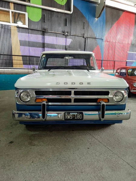 赤と青の色の古い車 — ストック写真