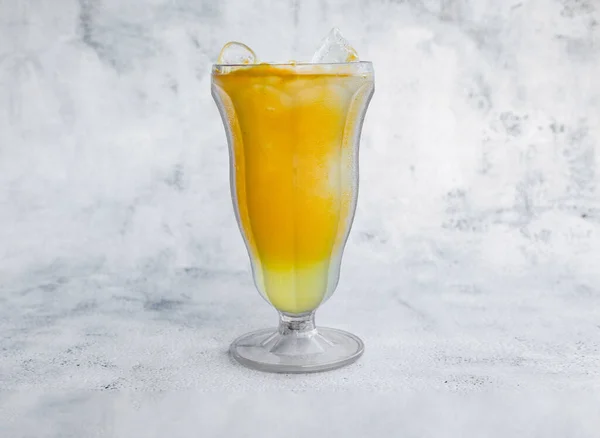 Склянка Свіжого Апельсинового Соку Білому Фоні — стокове фото
