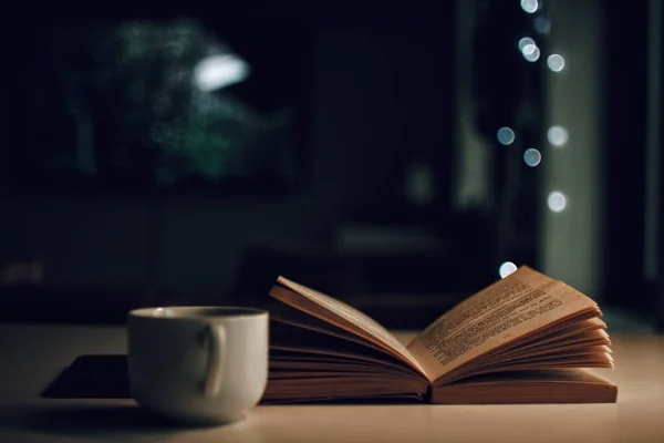 Buch Und Kaffeetasse Auf Holztisch — Stockfoto