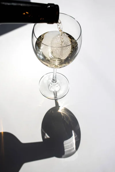 Sklenice Vína Láhev Šampaňského Bílém Pozadí — Stock fotografie