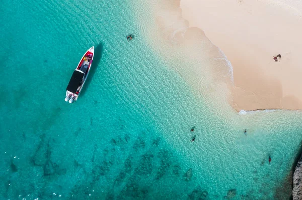 Vanuit Lucht Uitzicht Prachtig Tropisch Strand Met Turquoise Lagune Boot — Stockfoto