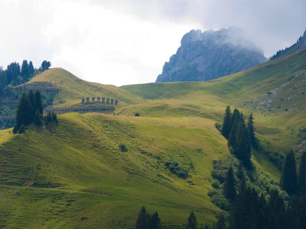 Прекрасный Пейзаж Горами Облаками — стоковое фото