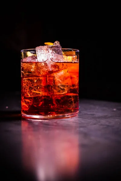 Glas Whisky Mit Eiswürfeln Auf Schwarzem Hintergrund — Stockfoto