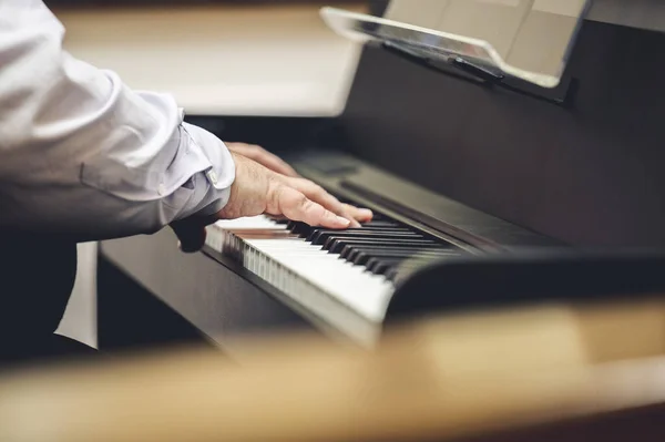 Close Man Hands Playing Piano Keyboard — Stock Photo, Image