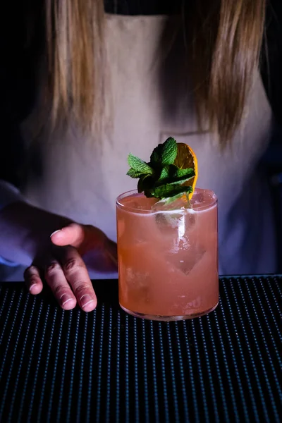 Kvinna Med Cocktail Baren — Stockfoto